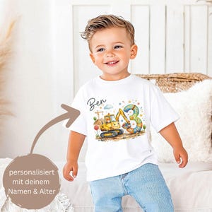 Könnte beinhalten: Weißes T-Shirt mit einem farbenfrohen Aufdruck eines gelben Baggers, der Zahl 3 und dem Namen "Ben". Das Design beinhaltet Bauelemente und Sterne. Das T-Shirt wird von einem kleinen Kind getragen.