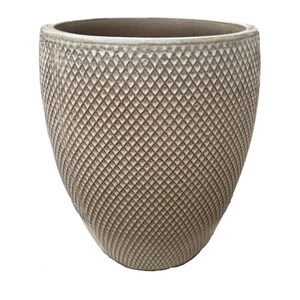 Peut inclure: Un grand pot en céramique grise texturée avec un motif en losanges. Le pot a une large ouverture et une forme arrondie et effilée. La couleur neutre et le design géométrique conviennent à diverses plantes et styles de décoration.