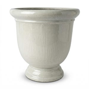 Peut inclure: Un grand pot de fleurs en céramique blanc cassé avec une finition brillante. Le pot a un dessus large et arrondi, un corps légèrement texturé et une base en piédestal. La forme est en forme d'urne, adaptée à l'intérieur ou à l'extérieur.