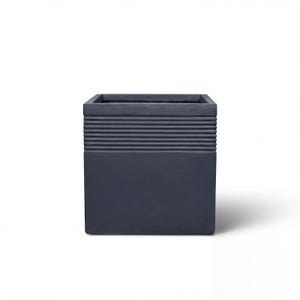 Peut inclure: Un pot de fleur carré gris foncé avec un design texturé à lignes horizontales sur la partie supérieure. Le pot est fait d'un matériau solide et a une esthétique simple et moderne. Convient pour une utilisation intérieure ou extérieure.