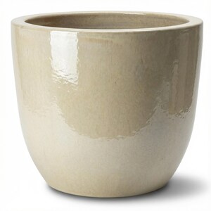 Könnte beinhalten: Ein runder, konisch zulaufender Pflanztopf mit einer glatten, glänzenden Oberfläche in hellem Beige oder Creme. Das Gefäß hat eine weite Öffnung und einen geschwungenen Körper, der sich zur Basis hin leicht verjüngt, was eine schlichte Form ergibt.