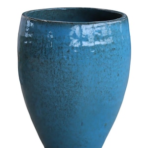 Könnte beinhalten: Eine blaue Keramikvase mit strukturierter Oberfläche. Die Vase hat eine weite Öffnung und einen abgerundeten Körper, der sich zur Basis hin verjüngt. Die Farbe ist ein leuchtendes Blau mit dunkleren, gesprenkelten Akzenten.