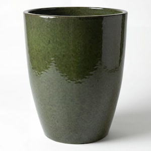 Peut inclure: Un grand pot de fleurs cylindrique en céramique avec un vernis vert olive profond et brillant. La surface présente une texture subtilement mouchetée avec des variations de profondeur de couleur, créant une finition lisse et réfléchissante.