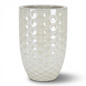 Könnte beinhalten: Eine hohe, cremefarbene Keramikvase mit strukturierter, genoppter Oberfläche. Die Vase hat eine zylindrische Form und eine leicht ausgestellte Oberseite. Die Farbe ist ein weicher, neutraler Ton, passend für verschiedene Einrichtungsstile. Für Blumen oder als dekoratives Element.