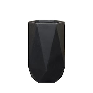 Peut inclure: Un vase géométrique noir mat avec un design à facettes. Le vase a une ouverture hexagonale et une forme conique, idéal pour exposer des fleurs ou comme élément décoratif. Le vase mesure environ 20 cm de haut.