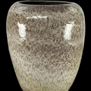 Könnte beinhalten: Eine große, gesprenkelte Vase mit einer weiten Öffnung. Die Vase hat eine abgerundete, bauchige Form und eine strukturierte Oberfläche mit Grau- und Brauntönen. Der Innenraum ist dunkel, und die Vase steht vor einem schwarzen Hintergrund.