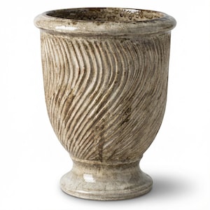Peut inclure: Un vase en céramique beige et marron avec un bord évasé et une base sur pied. La surface extérieure présente un motif texturé de rainures diagonales en spirale qui enveloppent le corps, fini avec un vernis brillant et tacheté.