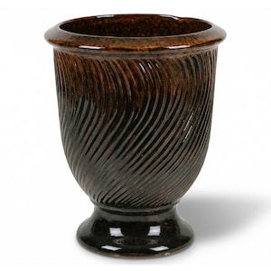 Könnte beinhalten: Eine dunkelbraune Keramikvase mit glänzender Oberfläche und einer ausgeprägten, spiralförmig gerippten Textur. Das Gefäß hat einen breiten, abgerundeten Rand, der sich zu einem schmalen Hals verjüngt, in einen bauchigen Körper übergeht und auf einem runden Sockel steht.