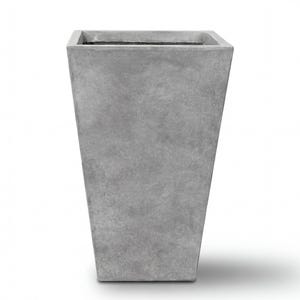 Peut inclure: Un pot de fleurs gris carré et effilé avec une surface texturée. Le pot a une ouverture rectangulaire en haut et est fait d'un matériau semblable au béton. Convient pour une utilisation intérieure ou extérieure.