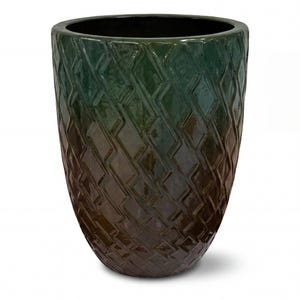 Peut inclure: Un grand pot de fleurs cylindrique en céramique avec une finition brillante, présentant un dégradé de couleur allant du vert forêt foncé en haut au brun terreux profond à la base, orné d'un motif en relief en forme de losanges.