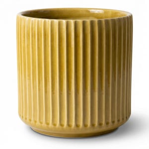 Może przedstawiać: Cylindryczna doniczka ceramiczna w kolorze musztardowym z pionową, żebrowaną fakturą na zewnątrz. Naczynie ma gładkie, błyszczące wykończenie oraz szeroki, otwarty wierzch, zachowując spójny kolor na całej swojej powierzchni.