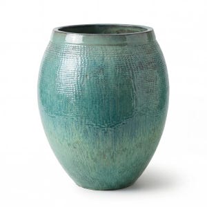 Peut inclure: Un grand vase en céramique arrondi présentant un vernis brillant bleu sarcelle et vert avec un motif texturé en forme de grille sur la partie supérieure. La surface présente des variations de couleur subtiles et un bord sombre et lisse.