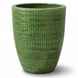 Peut inclure: Un cache-pot cylindrique en céramique avec une finition vert foncé brillante. La surface extérieure présente une texture en relief en forme de grille rappelant un tissu tissé, créant un motif répétitif de lignes verticales et horizontales.