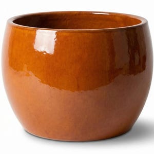 Peut inclure: Un pot de fleurs en céramique de forme ronde et profonde, doté d'une finition lisse et brillante dans une teinte orange-brun chaude et vibrante. Le récipient présente une large ouverture et une silhouette courbe, avec une surface réfléchissante.