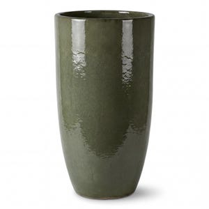 Könnte beinhalten: Eine hohe, olivgrüne Keramikvase mit glänzendem Finish. Die Vase hat eine zylindrische Form mit leicht konischem Boden. Die glatte Oberfläche reflektiert das Licht und hebt die subtilen Variationen des Grüntons hervor. Diese dekorative Vase ist für Zimmerpflanzen geeignet.