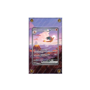 Puede incluir: Una carta coleccionable Pokémon Charizard EX, con un dragón naranja en un paisaje desértico. La carta está protegida en un soporte con cierres dorados. El texto de la carta incluye nombres de ataques y valores de daño.