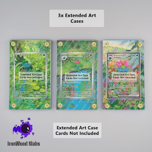 Può includere: Tre custodie artistiche estese per carte collezionabili. Ogni custodia presenta una diversa carta Pokémon con uno sfondo vibrante a tema natura. Le custodie sono rettangolari con un bordo verde e il testo "Extended Art Case Cards Not Included."