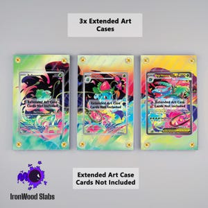 Könnte beinhalten: Drei erweiterte Kunstkoffer mit farbenfrohen, abstrakten Hintergründen. Jeder Koffer enthält eine Pokémon-Karte mit Bulbasaur, Ivysaur und Mega Venusaur. Die Koffer sind mit "Extended Art Case Cards Not Included" beschriftet.