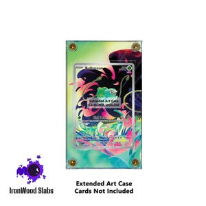 Könnte beinhalten: Eine transparente Acryl-Vitrine mit goldfarbenen Schrauben, die eine Bulbasaur-Sammelkarte enthält. Die Karte zeigt eine farbenfrohe Illustration mit dem Text "Extended Art Case Cards Not Included". Das IronWood Slabs-Logo befindet sich unten links.