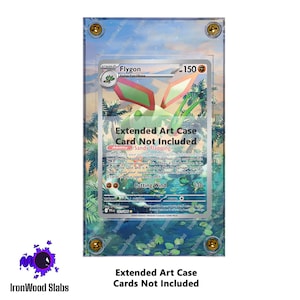 Puede incluir: Una funda de arte extendido de acrílico transparente con tornillos de esquina dorados. La funda contiene una carta Pokémon Flygon con un diseño verde, rojo y blanco. El texto en la funda dice "Extended Art Case Cards Not Included."