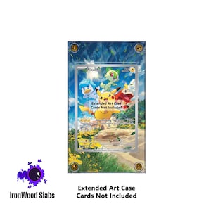 Puede incluir: Una funda de arte extendido de acrílico transparente con tornillos dorados, que contiene una carta coleccionable de Pokémon. La tarjeta presenta a Pikachu y otros personajes con el texto "Adventuring Together". La funda tiene el texto "Extended Art Case Cards Not Included".