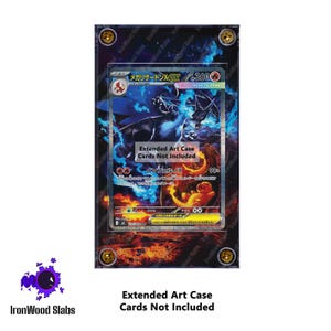Puede incluir: Una funda de arte extendida con una carta de Pokémon en su interior. La tarjeta presenta un diseño de dragón azul y naranja con texto japonés. La funda es negra con detalles dorados y el texto "Extended Art Case Cards Not Included".