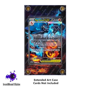 Puede incluir: Una funda de arte extendido para una carta coleccionable Mega Charizard EX. La funda presenta un fondo ardiente con un diseño de dragón azul y negro. El texto "Extended Art Case Cards Not Included" es visible.