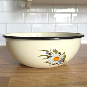 Vintage Enamel Mixing Bowl with Floral Design – Retro Farmhouse Kitchen Decor – Rustic Countryside Serving Bowl – European Cottagecore Gift
