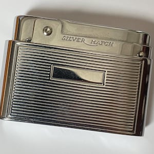 Vintage Silver Match Lighter – Straight Lines Pattern & Engraved Area