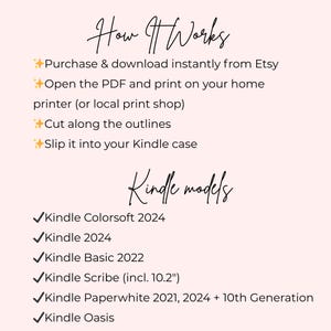 K&ouml;nnte beinhalten: Hellrosa Grafik mit dem Text "How It Works" und "Kindle models". Anweisungen umfassen das Herunterladen von Etsy, Drucken, Ausschneiden und Einlegen in eine Kindle-H&uuml;lle. Kompatibel mit Kindle Colorsoft 2024, 2024, Basic 2022, Scribe, Paperwhite und Oasis Modellen.