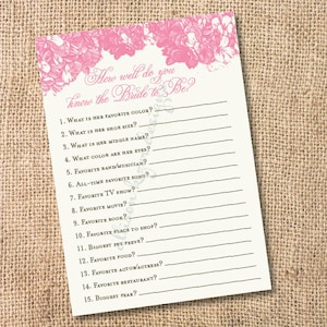 Può includere: Un biglietto per il gioco del baby shower color crema con accenti floreali rosa. Il biglietto presenta il testo "How well do you know the Bride to Be?" e invita a compilare dettagli come il colore preferito, la misura delle scarpe e il cibo preferito.