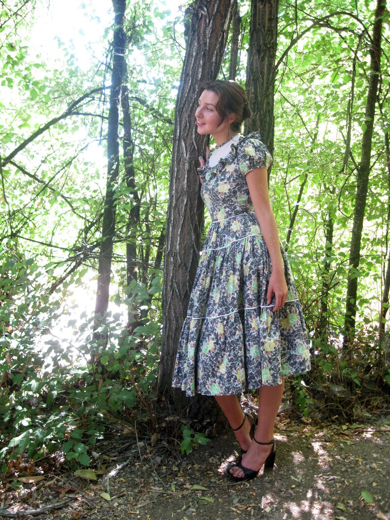 1940s dress Cotton floral print full skirt tiered S image 3