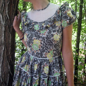1940s dress Cotton floral print full skirt tiered S image 2
