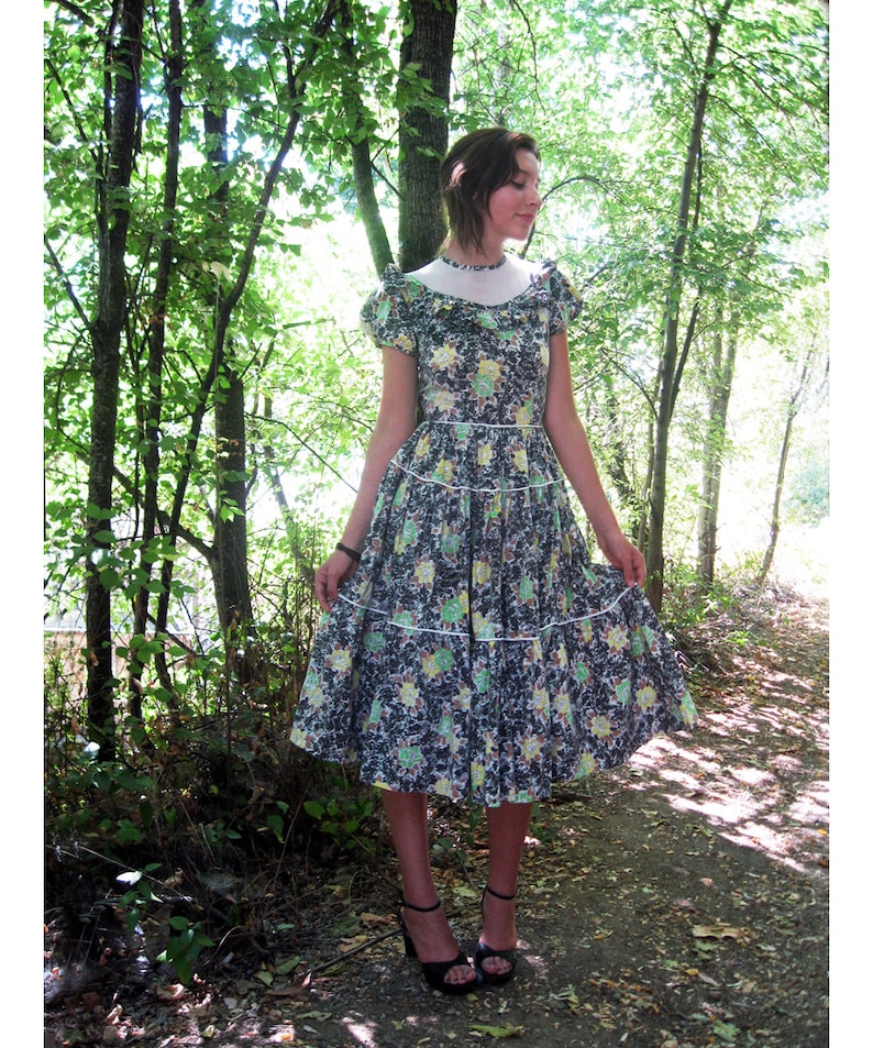 1940s dress Cotton floral print full skirt tiered S image 1