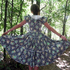 1940s dress Cotton floral print full skirt tiered S image 4