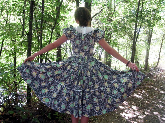 1940s dress Cotton floral print  full skirt tiere… - image 4