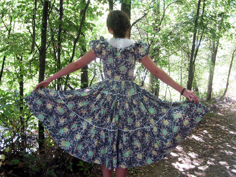 1940s dress Cotton floral print full skirt tiered S image 4