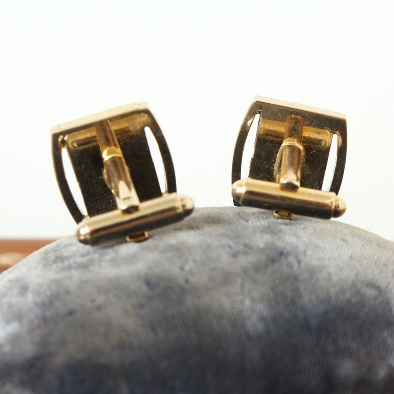 vintage Dant\u00e9 1970s jade green stone /& gold tone cuff links \u2022\u00a0stylized modernist square cufflinks