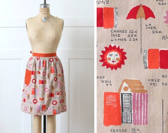 vintage 1950s novelty print apron • french holiday beach & sun print cotton apron with pocket
