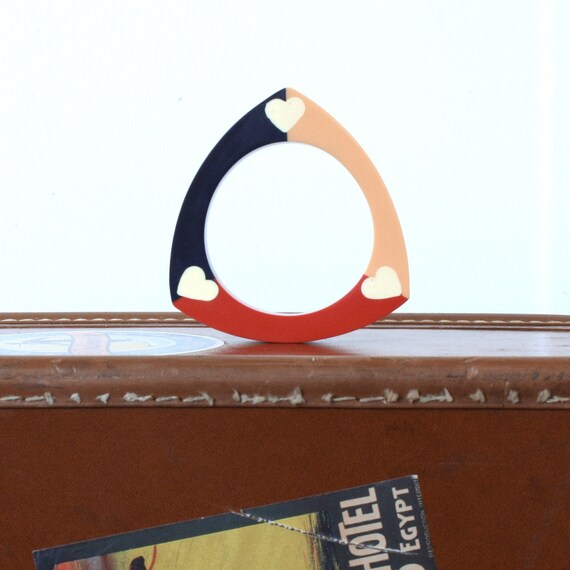vintage 1980s 90s inlaid hearts plastic bangle • w