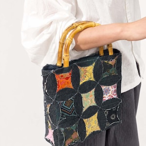 Bolsa de tecido jeans patchwork feita à mão com alça de bambu, bolsa de mão em tecido brocado Song, bolsa boho artesanal.