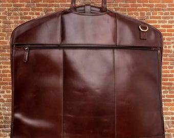 Handgefertigter Anzug aus Vollleder | Herren Reise-Kleidertasche