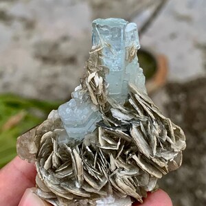 Ejemplar de cristal de aguamarina en matriz de moscovita, piedra mineral en bruto