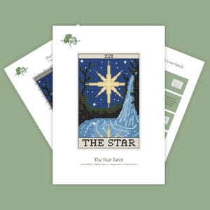Puede incluir: Un patrón de punto de cruz de la carta del Tarot de la Estrella. El diseño presenta una gran estrella amarilla, un cielo nocturno azul y una cascada. El texto "THE STAR" está en la parte inferior. El diseño mide 67x102 puntadas.