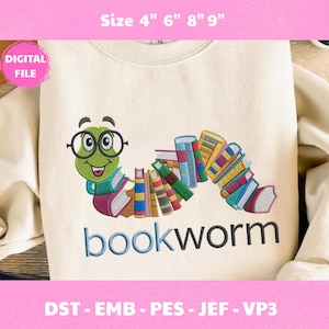 Puede incluir: Sudadera color crema con un diseño de gusano de libro bordado. El diseño incluye un gusano verde con gafas, rodeado de libros coloridos. La palabra "bookworm" está bordada debajo. Tallas disponibles: 10 cm, 15 cm, 20 cm y 23 cm.