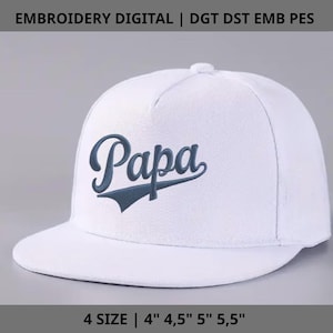 Può includere: Cappellino da baseball bianco con la parola "Papa" ricamata in blu. Il cappellino ha una visiera piatta e una corona rotonda. Il testo "EMBROIDERY DIGITAL | DGT DST EMB PES" è in alto. Disponibile in 4 taglie: 10.16cm, 11.43cm, 12.7cm e 13.97cm.