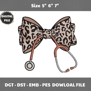Puede incluir: Un archivo digital que presenta un lazo con un diseño de estampado de leopardo y un estetoscopio. El lazo es de color beige con manchas negras. El estetoscopio es de color melocotón y blanco. El texto "DIGITAL FILE" está en un círculo. El texto "Size 5" 6" 7"" está encima del lazo.