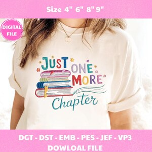 Op de afbeelding: Crèmekleurig T-shirt met een geborduurd ontwerp met een stapel boeken en de tekst "Just One More Chapter". Het ontwerp bevat kleurrijke letters en bloemaccenten. De woorden "DIGITAL FILE" zijn ook zichtbaar.