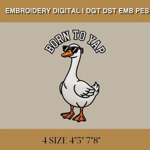 Könnte beinhalten: Gesticktes Design einer weißen Gans mit Sonnenbrille und dem Text "BORN TO YAP" darüber. Das Design ist in 4 Größen erhältlich: 10 cm und 20 cm. Das Bild befindet sich auf einem beigen Hintergrund.