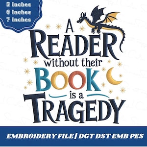 Op de afbeelding: Een borduurontwerp met de tekst "A READER without their BOOK is a TRAGEDY." Een draakafbeelding staat boven de tekst. Het ontwerp is verkrijgbaar in de maten 12,7, 15,2 en 17,8 cm. De tekst is in marineblauw, teal, oranje en goud.